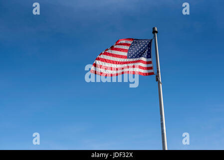 Una bandiera americana, al vento. Foto Stock