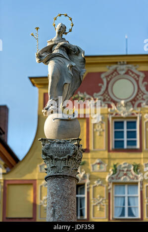 Colonna mariana della fontana Marien, aristocratica town house Thurn- e Taxishaus, Karlsplatz, Neuburg sul Danubio Foto Stock