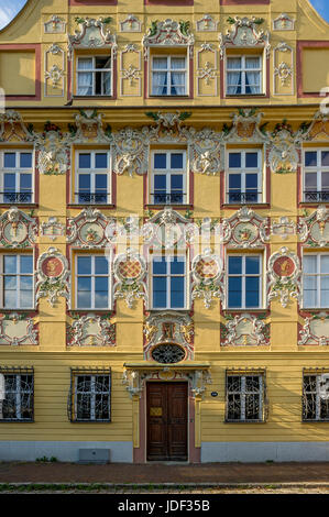 Barocca città aristocratica casa Thurn- e Taxishaus con facciata in stucco in stile rococò, Karlsplatz, Neuburg sul Danubio Foto Stock