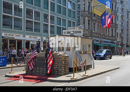 Ex Checkpoint Charlie, all interno della città di frontiera a Berlino Ovest a est di Berlino, Berlino, Germania Foto Stock