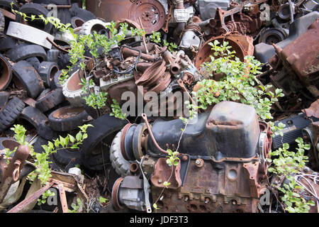 Arrugginimento rottami di metallo da vecchie auto e attrezzature a junkyard. Foto Stock