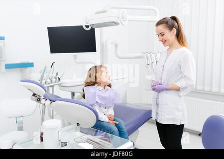 Dentista e piccola ragazza in cabinet Foto Stock