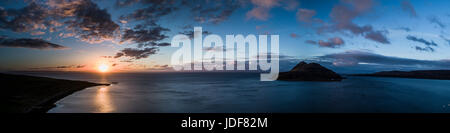 Vista aerea del tramonto su Arran e Holy Isle nel Firth of Clyde, Scozia Foto Stock