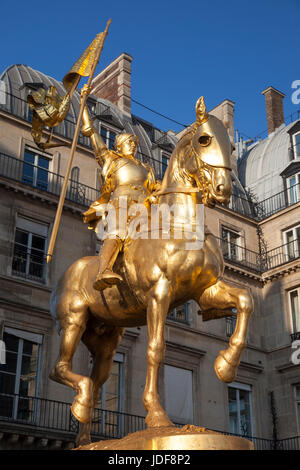 Statua dorata di Giovanna d'Arco (Jeanne d'Arc) a Place des Pyramides, Parigi Francia Foto Stock