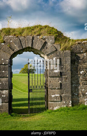 Cancello di ferro all'entrata alle rovine del vecchio castello di Crom - casa ancestrale di Signore Erne e il Crichton famiglia County Fermanagh, Irlanda del Nord, Regno Unito Foto Stock