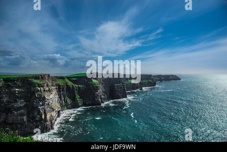 Scogliere di Moher, al di fuori di Dingle, Doolin e Galway. Situato in corrispondenza del bordo del Burren regione nella contea di Clare, Irlanda sul selvaggio modo atlantico Foto Stock