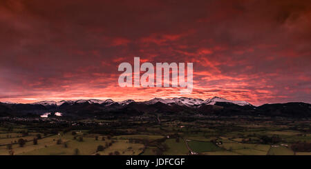 Vista aerea del tramonto invernale su Keswick e il nord del Lake District fells, preso da Applethwaite. Foto Stock