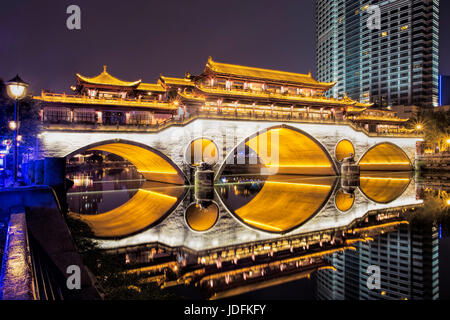 Illuminato magnificamente Anshun ponte che attraversa il fiume Jin in serata a Chengdu nella provincia di Sichuan, in Cina Foto Stock