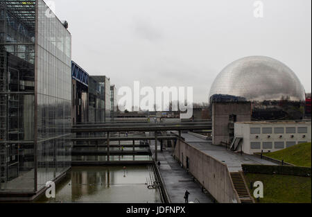 Vista della Città della Scienza e dell'industria di Parigi l'inverno. La Geode (cinema moderno all'interno di una sfera a specchio) è anche nella vista . Esso si trova a Pont de Foto Stock