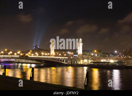 Vista notturna del Grand Palais (palazzo), Pont ponte Alexandre III e e la Senna a Parigi. Foto Stock