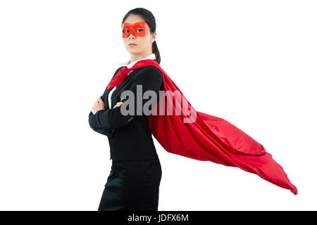 Signora seriamente in tuta con le braccia incrociate ricerca front infelice permanente sulla copyspace su sfondo bianco area vuota. concetto di business professional sup Foto Stock