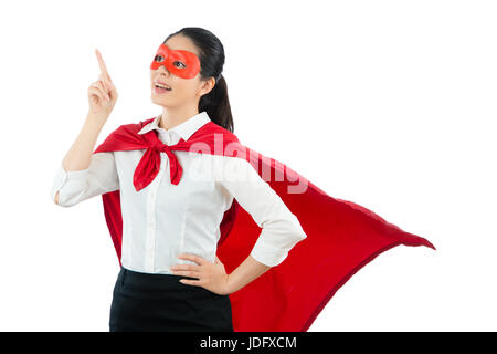 Sorridente avvocato asiatici aria di puntamento sullo sbozzato copyspace e mano nella vita avente una buona idea con muro bianco sfondo. ritratto di imprenditrice deliberando un Foto Stock