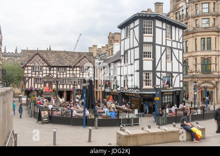 Persone di mangiare e di bere al di fuori del Vecchio Wellington Inn e del Sinclair Oyster Bar e il centro di Manchester, Inghilterra, Regno Unito Foto Stock