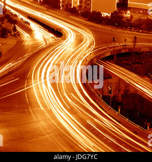 Cavalcavia della luce sentieri, belle curve. Foto Stock