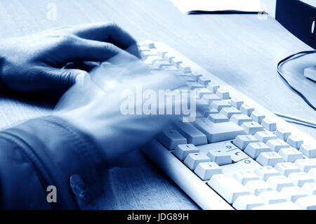 Close-up di digitazione sulla tastiera del notebook dell'uomo le mani Foto Stock