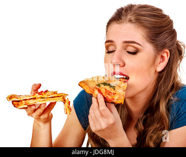 Donna di mangiare la pizza. Studente consumano il fast food sulla tabella. Cuocere insegna a cucinare e condivide le ricette. Ragazza avidamente mangia junk da soli senza imbarazzo. F Foto Stock