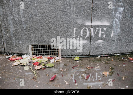 Memoriali a sinistra a St Ann's Square per le vittime del Manchester Arena attacco terroristico su 22 maggio 2017 e i loro amici e famiglie Foto Stock