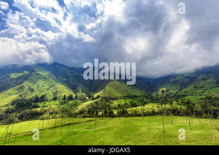 Drammatica nuvole sopra Cocora Valley vicino a Salento, Colombia. Foto Stock