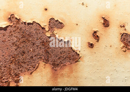 La vernice si sfoglia dai superficie arrugginito Foto Stock