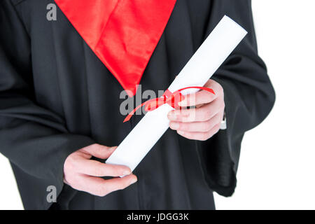 Close-up vista parziale del giovane uomo in abito di graduazione diploma di contenimento su bianco Foto Stock