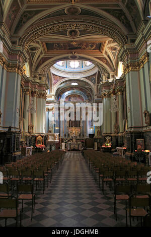 Navata centrale e altare all'interno di San Francesco di Assisi Chiesa interno, La Valletta, Malta Foto Stock
