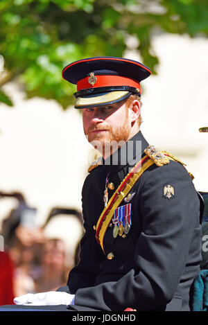 Prince Harry nella sua uniforme militare cerimoniale Blues and Royals al Trooping the Colour 2017, The Mall, Londra, Regno Unito Foto Stock