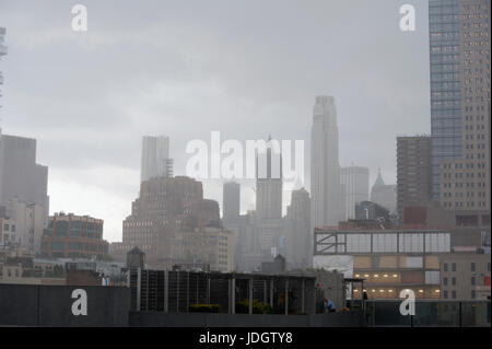 La parte inferiore di Manhattan durante una tempesta di pioggia e vento. Giugno 19, 2017 Foto Stock