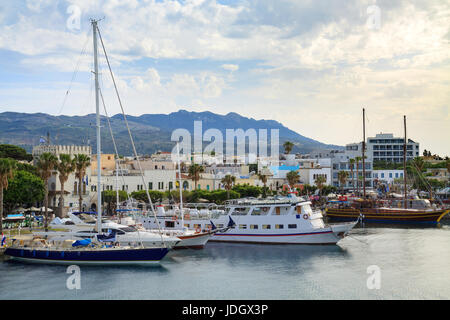 Yacht Marina e terminal traghetti della città di Kos in Grecia isole del mare egeo. Vista da sopra sull'acqua turchese superficie del porto di Kos. Foto Stock
