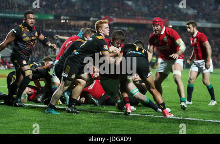 Inglesi e irlandesi " Lions Iain Henderson va oltre la linea di prova ma non riesce a massa conduce a una pena provare durante il tour corrispondono a FMG Stadium, Hamilton. Foto Stock