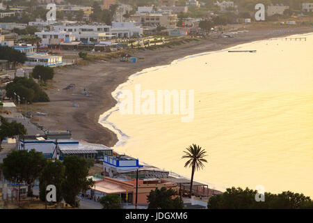 Bella mattina vista aerea su Kefalos Beach, sull'isola di Kos shore, Dodecaneso, Grecia. Foto Stock