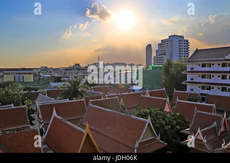 Vista Superiore del tempio thailandese del tetto in città sul tramonto Bangkok in Thailandia Foto Stock