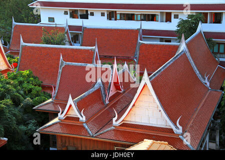 Vista Superiore del tempio thailandese tetto nella città di Bangkok in Thailandia Foto Stock