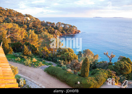 Francia, Var (83), Le Rayol-Canadel-sur-Mer, Domaine du Rayol :, vue depuis le toit-terrasse de l'Hôtel de la mer avec les Îles d'Hyères avec à l'orizzonte Foto Stock