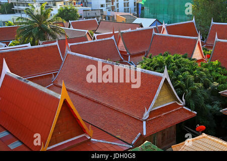 Vista Superiore del tempio thailandese tetto nella città di Bangkok in Thailandia Foto Stock