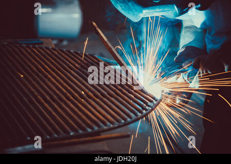 I lavori di saldatura. erigere tecnica acciaio acciaio industriale saldatore in fabbrica. artigiano. soft focus. shallow dof. Foto Stock