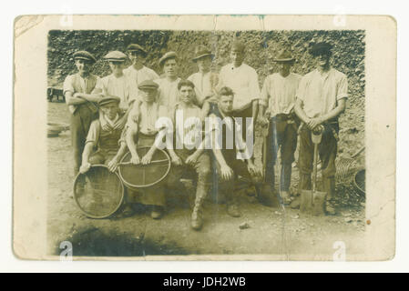 All'inizio del '900 Edwardian storica cartolina foto di giovani uomini che lavorano in una cava contenente setacci possibilmente utilizzati per lo screening di aggregati nelle dimensioni richieste, possibilmente per la costruzione di strade o di costruzioni, costruttori - anche con utensili e pale, circa 1905, Regno Unito Foto Stock