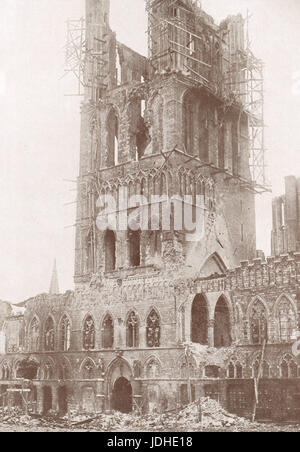 Mercato storico Hall, Ypres vista della distruzione causata dai bombardamenti tedeschi, WW 1 Novembre 1914 Foto Stock