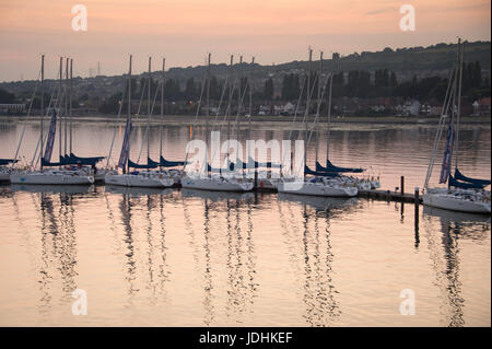 Yacht ormeggiati fino dopo racing nel Solent Foto Stock