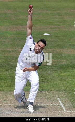 Il Hampshire Kyle Abbott ciotole Lancasahire Alex Davies, durante il giorno due di Specsavers County Championship, Divisione uno corrispondono a Emirates Old Trafford, Manchester. Foto Stock