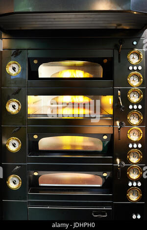 Nero in forno la panetteria Foto Stock