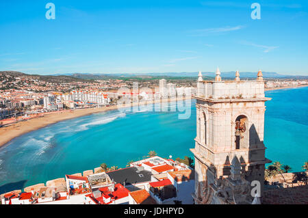 Vista del mare da un altezza di Papa Luna il castello. Valencia, Spagna. Peniscola. Castellón. Il castello medievale dei Cavalieri Templari sulla spiaggia. Foto Stock