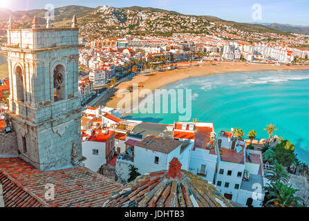 Vista del mare da un altezza di Papa Luna il castello. Valencia, Spagna. Peniscola. CastellÃ³N. Il castello medievale dei Cavalieri Templari sulla spiaggia. Foto Stock