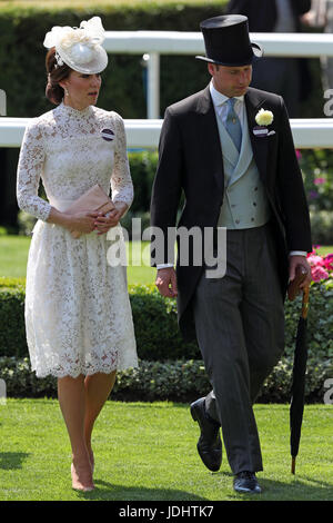 Kate, duchessa di Cambridge e il principe William, durante un giorno di Royal Ascot a Ascot Racecourse. Foto Stock