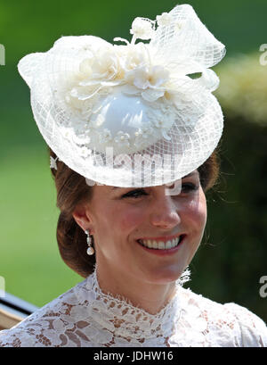 Kate, la Duchessa di Cambridge, durante un giorno di Royal Ascot a Ascot Racecourse. Foto Stock