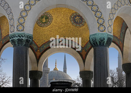 Vista della Moschea di Sultanahmet come visto sotto la Fontana di tedesco, Sultanahmet area ippodromo, Istanbul Turchia Foto Stock