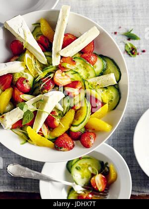 Insalata di cetrioli con camembert e fragole Foto Stock