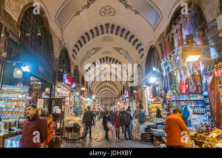 Recentemente rinnovato il Bazar delle Spezie, Eminonu, Istanbul Turchia Foto Stock