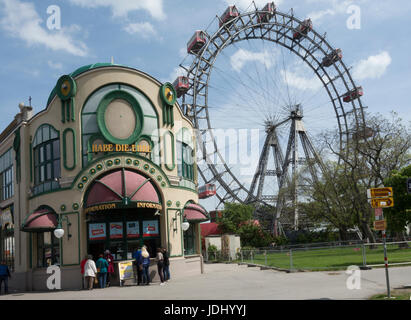 Austria. Vienna. La Vienna ruota gigante nel parco divertimenti Prater Foto Stock