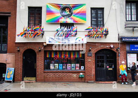 Stonewall Inn, storico diritti gay bar nel Greenwich Village di New York City Foto Stock