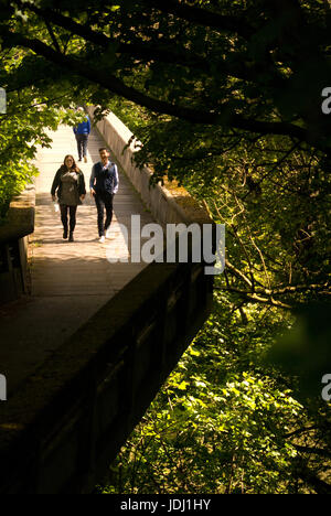 Università di Durham studenti camminare su Kingsgate bridge, Durham Foto Stock